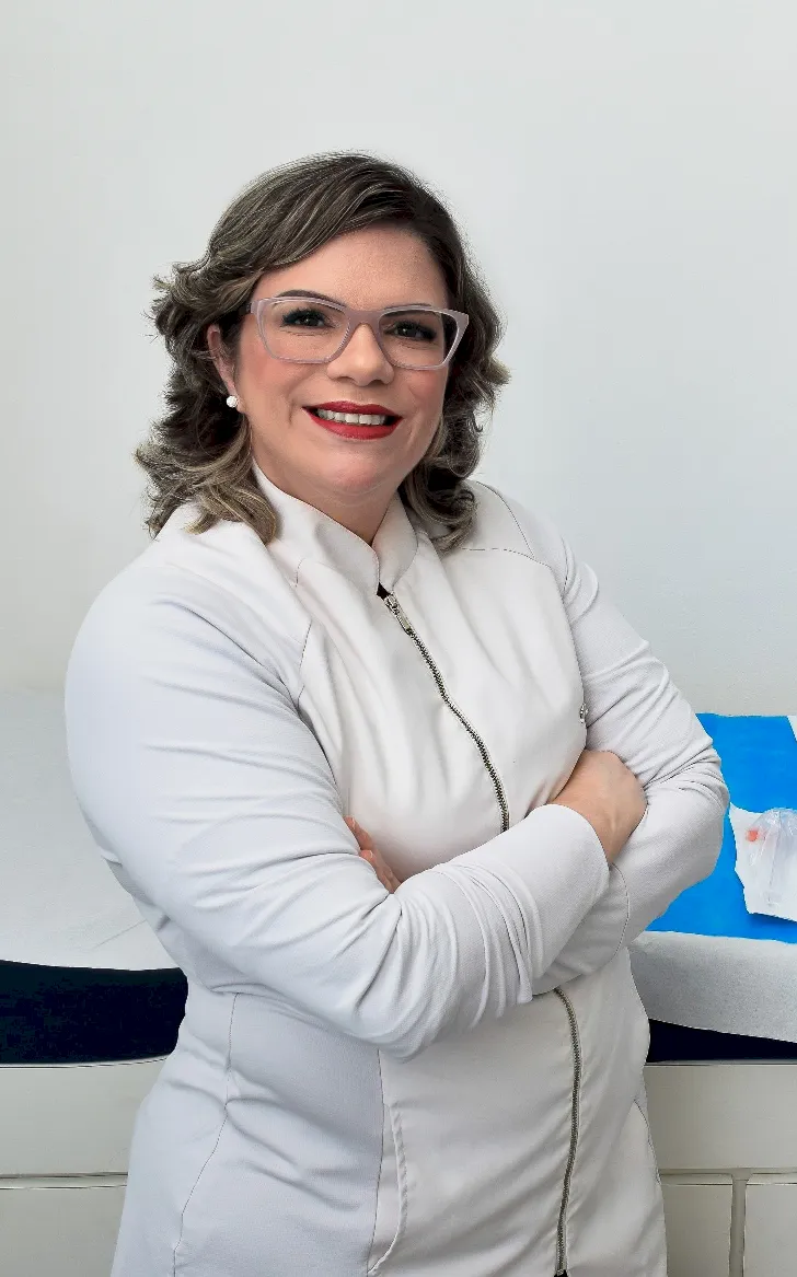 Foto da enfermeira Ana Paim em ambiente de trabalho.